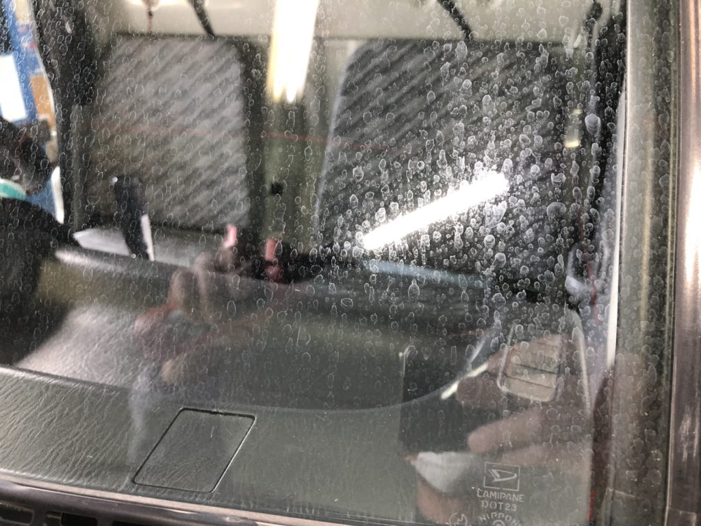 自動車フロントガラスのウロコ汚れ落とし静岡沼津 宮﨑自動車